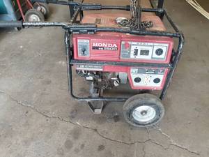 lot 532 image: Honda EB3500 Generator - 3500W - Motor pulls over, no further testing done