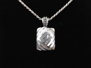lot 7 image: .925 Sterling Silver Inlayed Mother of Pearl Cross Hatch Pendant Necklace