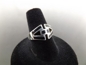 lot 43 image: .925 Sterling Silver Inlayed Black Onyx Ring Size 7.5