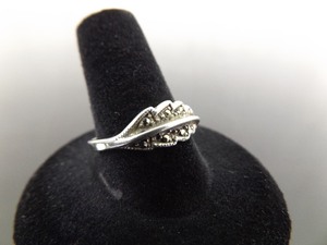 lot 47 image: .925 Sterling Silver Art Nouveau Leaf Ring Size 9
