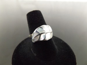 lot 48 image: .925 Sterling Silver Inlayed Mother of Pearl Leaf Ring Size 7.5