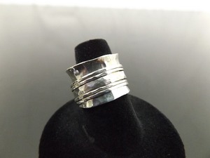 lot 55 image: .925 Sterling Silver Hand Hammered Thick Band Fidget Spinner Ring Size 6.5