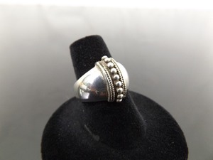 lot 56 image: .925 Sterling Silver Crested Ring Size 7