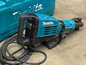 lot 14 image: Makita HM1307CB Electric Demolition Hammer