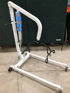 MSRP $1900 Top Quality Hoyer Haudraulic Patient Lifts with Sling On Wheels - 400lb Capacity 6 Point Cradle Many Uses For This Powerful Lift - Mechanics, Veterinary Clinics, Etc. Great Condition
