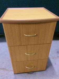 MSRP $600 Stryker Patient Room Bedside&nbspMobile 3 Drawer Cabinet - Medically Approved All Surfaces Can Be Totally Sanitized Removable Drawers &amp Plastic Liners - Excellent Condition - Exception Of Small Piece Missing From Rubber Edge On Top See Pic