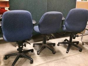lot 34 image: LOT OF 3 HON BLUE OFFICE TASK CHAIRS - A LITTLE DUST BUT SHOULD CLEAN UP GREAT - THESE ARE MULTI POSITIONAL & THE ONES WITH ARMS ARE ADJUSTABLE