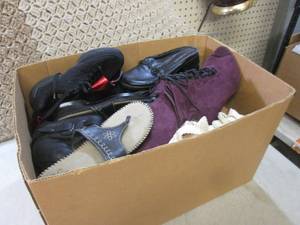 (D-2) Box Full of Assorted Ladies S...