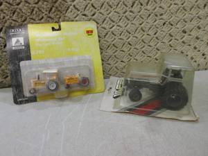 (RM1) Mini Ertl Diecast Tractors an...