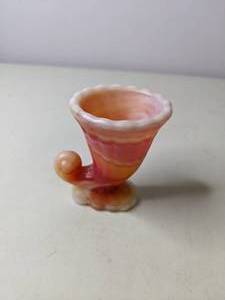 lot 179 image: RedWhite Imperial Slag Glass Small Cornucopia Horn