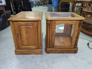 lot 38 image: Set of (2) Oak Side Tables