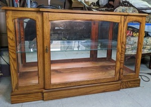 lot 40 image: Beautiful Oak Display Case with Glass Shelf