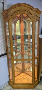 lot 42 image: Beautiful Oak Corner Display Case