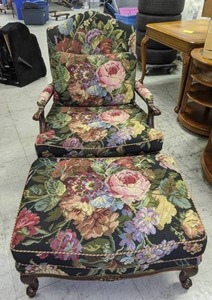 lot 44 image: Beautiful Floral Pattern Oversized Chair and Ottoman
