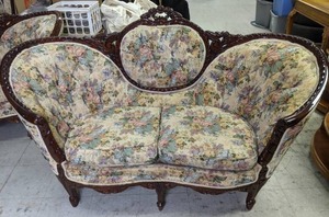 lot 46 image: Antique Victorian Style Love Seat w Floral Fabric