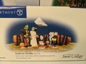 lot 123 image: Department 56 Halloween 4- Piece Scene