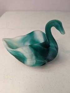 lot 153 image: GreenWhite Imperial Slag Glass Swan CandyJewelry Dish
