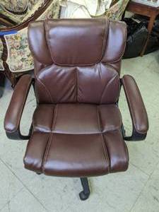 lot 64 image: Leather Executive Chair - Dark Brown - Lot 44