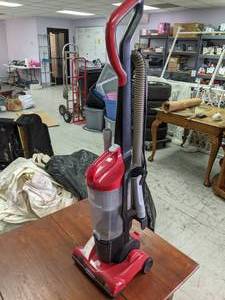 lot 187 image: Dirt Devil Endura Express Vacuum