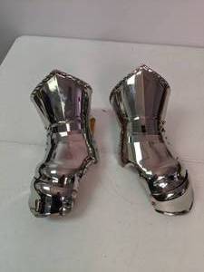 lot 256 image: Knight in Shining Armour Lot - Leather & Metal Hand Armour