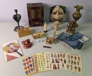 lot 264 image: Eclectic Travelers Decor - Dishes and Keepsakes