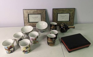 lot 265 image: Eclectic Travelers Decor Lot - Frames and Mugs