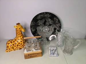 lot 274 image: Set of (7) Pieces of Kitchen Decor - Giraffe & Pocket Chopsticks