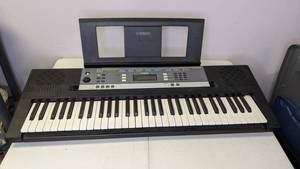 lot 298 image: Classic Yamaha Keyboard