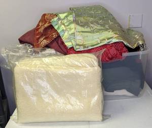 lot 462 image: Beautiful Mixed Lot of Fabric & Misc. Items