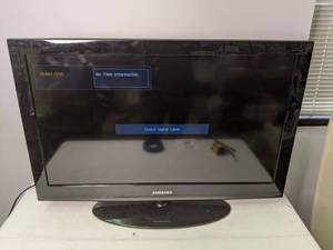 lot 26 image: Samsung 31 TV on a Stand