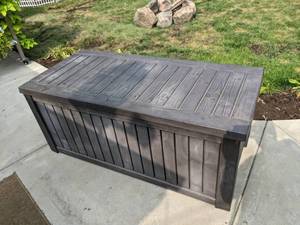 lot 526 image: Clean Plastic Outdoor Storage Chest with Lid