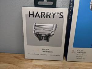 lot 225 image: Brand New Harrys Razor Shaving Handle & 18 Blades