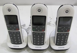 lot 591 image: Motorola CD5012 CD5 Series Digital Cordless Telephone with Answering Machine - 4 Phones
