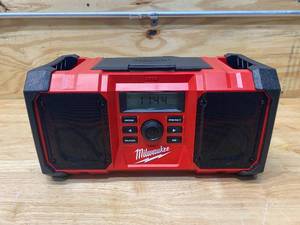 lot 49 image: MILWAUKEE M18 18-Volt Lithium-Ion Cordless Jobsite Radio (Tool Only)