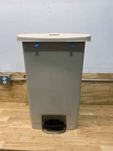 lot 115 image: RUBBERMAID COMMERCIAL PRODUCTS 13 gal Rectangular Step Can, Plastic, Beige