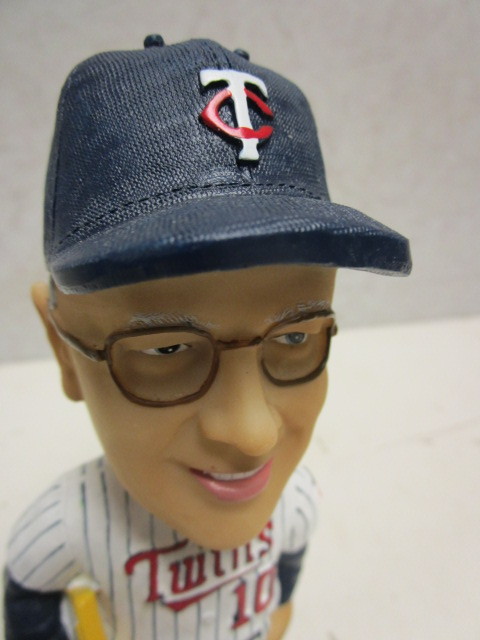 lot 458 image: TOM KELLY MINNESOTA TWINS BOBBLEHEAD DOLL, W AUTHENTIC COMMEMORATIVE CARD