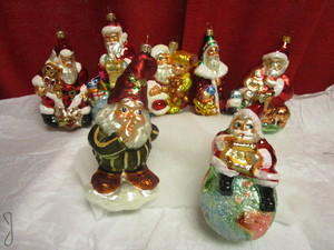 lot 399 image: RADKO-LIKE SANTA CLAUS THEMED GLASS HOLIDAY ORNAMENTS