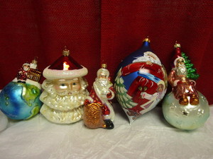 lot 402 image: RADKO-LIKE SANTA CLAUSE THEMED GLASS HOLIDAY ORNAMENTS