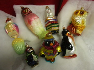 lot 403 image: RADKO-LIKE BIRD THEMED GLASS HOLIDAY ORNAMENTS