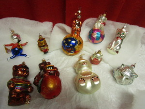 lot 406 image: RADKO-LIKE CAT AND TEDDY BEAR THEMED GLASS HOLIDAY ORNAMENTS