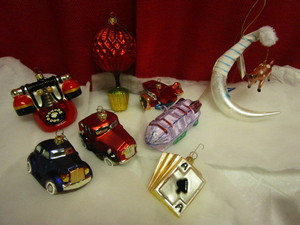 lot 409 image: RADKO-LIKE STORY TELLING THEMED GLASS HOLIDAY ORNAMENTS