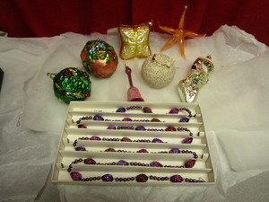 lot 411 image: RADKO-LIKE SPECTACULAR GLASS HOLIDAY ORNAMENTS