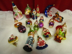 lot 416 image: RADKO-LIKE CHRISTMAS FANTASY THEMED GLASS HOLIDAY ORNAMENTS