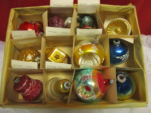 lot 418 image: ANTIQUE HOLIDAY ORNAMENTS FROM 1910-20 AND TWO HAND PAINTED GERMAN ORNAMENTS FROM 1980S