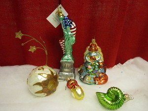 lot 419 image: CHRISTOPHER RADKO LIGHTING THE WAY STATUE OF LIBERTY GLASS ORNAMENTS, OTHER GLASS ORNAMENTS