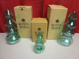 lot 420 image: KOSTA BODA GLASS SPRUCE TREE STATUES, DESIGNED BY GUNNEL SAHLIN. W ORIGINAL BOXES