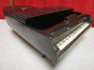 lot 444 image: VINTAGE RED WING POTTERY BLACK PIANO PLANTER #M-1525, W RED WING BOX