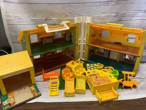 1969 Fisher Price Little People Family House with Furniture #952