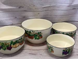 Four Piece Vitroceramic Fruit Bowls