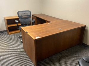 lot 3 image: Steelcase Office Furnishing Set
